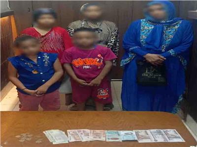 ضبط المتهمة باستغلال أطفالها في التسول 