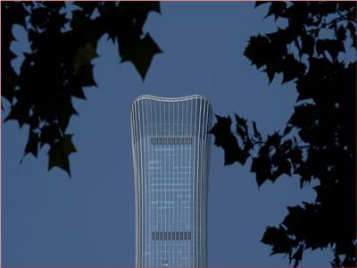 تحطم طائرة صغيرة بناطحة سحاب