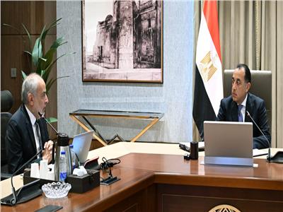 رئيس الوزراء خلال الاجتماع