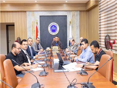 رئيس جامعة المنصورة الأهلية يترأس الاجتماع الأول