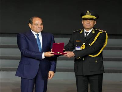 الرئيس السيسي يمنح اللواء الدكتور محمد الشربيني نوط الامتياز من الطبقة الأولى