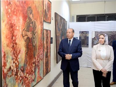 رئيس جامعة المنصورة يتفقد معرض مشروعات