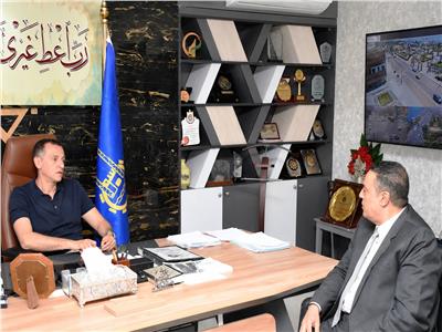 محافظ أسوان يبحث مع رئيس القناة الثامنة 