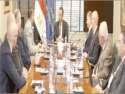 وزير الاتصالات خلال اجتماعه مع الوفد البريطانى