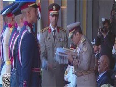 الرئيس السيسي يسلم العلم