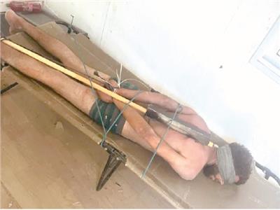 معتقل من قطاع غزة مقيد ومعصوب العينين داخل أحد سجون الاحتلال