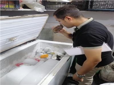 ضبط وإعدام مواد غذائية غير صالحة ورفع الإشغالات خلال حملات رقابية مكثفة بملوي والمنيا