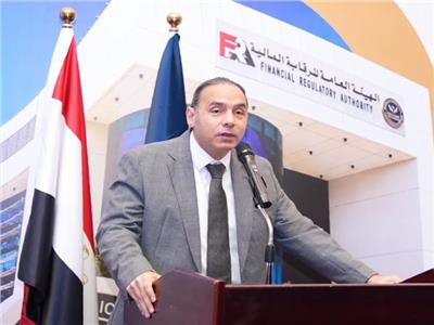 الدكتور إسلام عزام