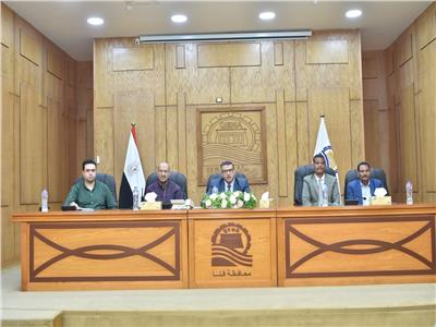 محافظ قنا: عدم دفع مبالغ مالية لأي شخص نظير تسهيل عملية البناء المخالف