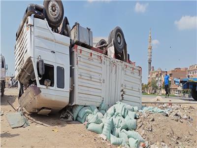 انقلاب سيارة نقل محملة بالدقيق بطنطا