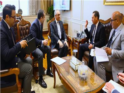 السفير الفرنسي إيريك شوفالييه خلال لقائه وزير العدل المستشار محمود حلمي الشريف