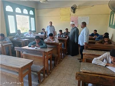رئيس المنطقة الأزهرية يتفقد سير امتحانات القسم الأدبي بالثانوية  