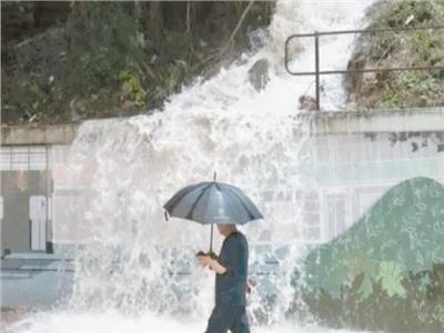 المياه أثناء تدفقها من تلة على طريق هونج كونج أ ف ب
