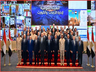 الرئيس السيسي يتوسط صورة تذكارية مع كبار رجال الدولة