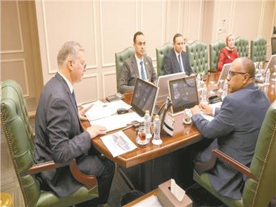 وزير البترول خلال الاجتماع