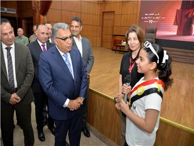 محافظ الدقهلية يستمع لإحدى القتيات الموهوبات خلال فعاليات أسبوع ثقافة المنصورة