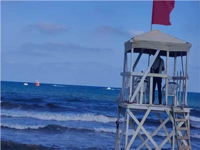 شواطئ غرب الإسكندرية ترفع الرايات الحمراء