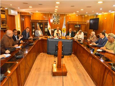 محافظ أسيوط يعقد أول اجتماع برؤساء المراكز والأحياء عقب حركة المحليات