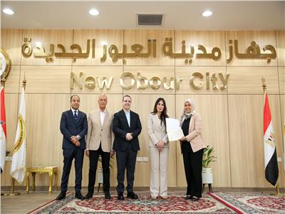 وزيرة الإسكان تسلم عقود توفيق أوضاع الأراضي المضافة بمدينتي العبور الجديدة والشروق