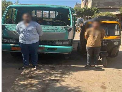 قائد سيارة النقل وقائد مركبة توك توك