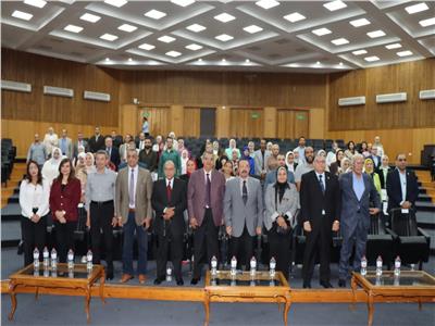تكريم المشاركين في دراسة ربط البرامج الأكاديمية ب سوق العمل