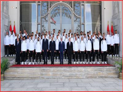 الرئيس السيسي يتوسط صورة تذكارية مع منتخب مصر
