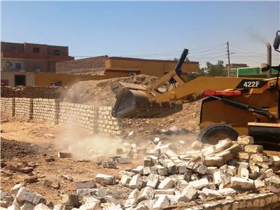 محافظ أسوان يتابع جهود إزالة التعديات ضمن المرحلة الثالثة