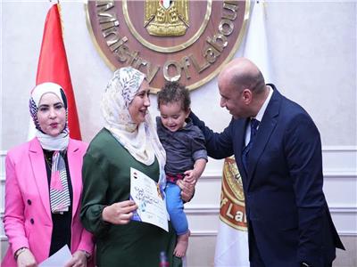 وزير العمل يسلم ماكينات خياطة وحقائب أدوات مهنية لخريجات بالمنوفية