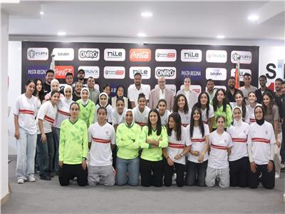 اجتماع نيرة الأحمر مع جهاز ولاعبات فريق الكرة بالزمالك