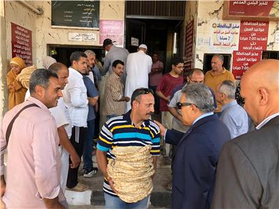 محافظ الدقهلية يتابع انتظام سير العمل بمخبز 
