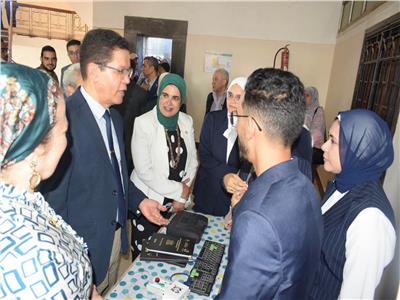 رئيس جامعة بنها يتفقد مشروعات تخرج طلاب كلية الهندسة ببنها