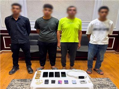 ضبط 4 أشخاص لترويج وبيع سماعات الغش