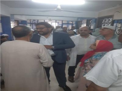 الدكتور كريم بركات مدير عام فرع التأمين الصحي بالغربية خلال الجولة 