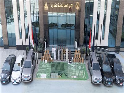 المتهمون بجانبهم المضبوطات 