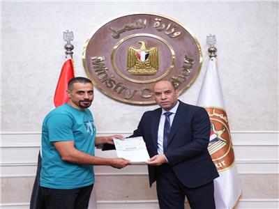 وزير العمل يُسلِّم عقود جديدة للشباب
