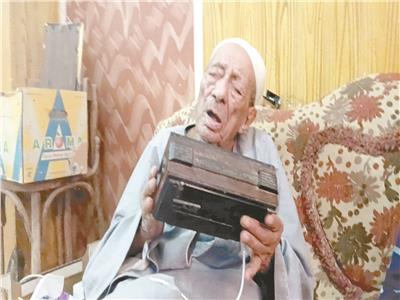 فضيلة الشيخ مع الراديو «صديق العمر»