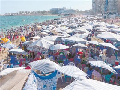 الزحام سيطر على شواطئ الإسكندرية