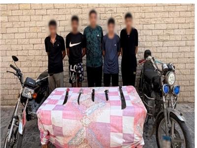 المتهمون بعد القبض عليهم