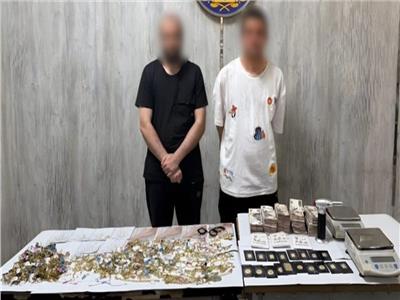 المتهمان بالنصب على تجار الذهب في الجيزة