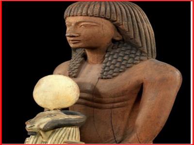 تمثال أثري خشبي