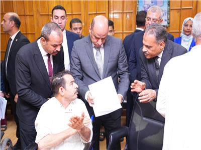 تنفيذا لتوجيهات الرئيس.. حسن رداد ومحافظ الشرقية يُسلمان عقود عمل لذوي الهمم