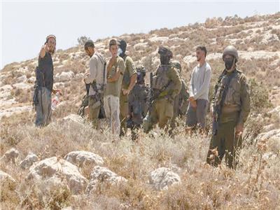 جنود ومستوطنون فى أراضي الضفة