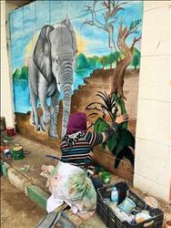 صور| أسوار حديقة الحيوان «لوحات فنية» بريشة طالبات حلوان 