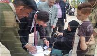 مصر تنتخب| رئيس لجنة بدمياط يخرج لمسنة لمساعدتها على التصويت  