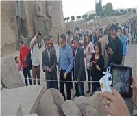 بالصور| مصطفى وزيري: إعادة تجميع آخر تمثال للملك رمسيس الثاني بمعبد الأقصر