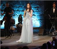 صور| «غناء للجزائر وفقرة استعراضية».. تفاصيل حفل لطيفة بمهرجان قرطاج