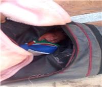 العثور على رضيع داخل حقيبة أمام مسجد بالمنيا
