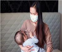 كيف تتعامل الأم المرضعة المصابة بكورونا مع طفلها؟