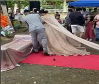 فيديو| عروس تتعرض لموقف محرج في يوم زفافها 