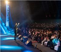 بتورتة ضخمة| «تامر حسني» يحتفل بعيد ميلاده وسط الجمهور خلال حفله بمارينا.. فيديو